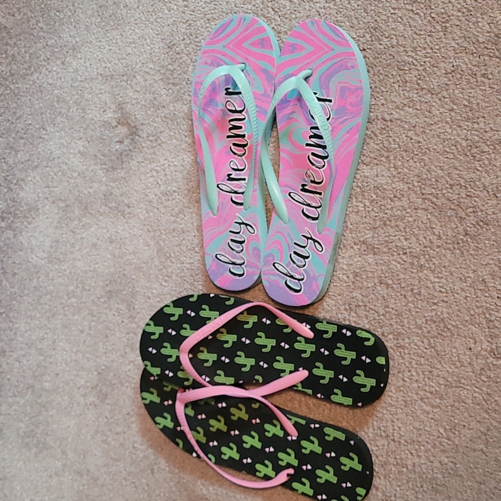 2 Pairs of Fun Cahtties Flip Flops L(9/10)